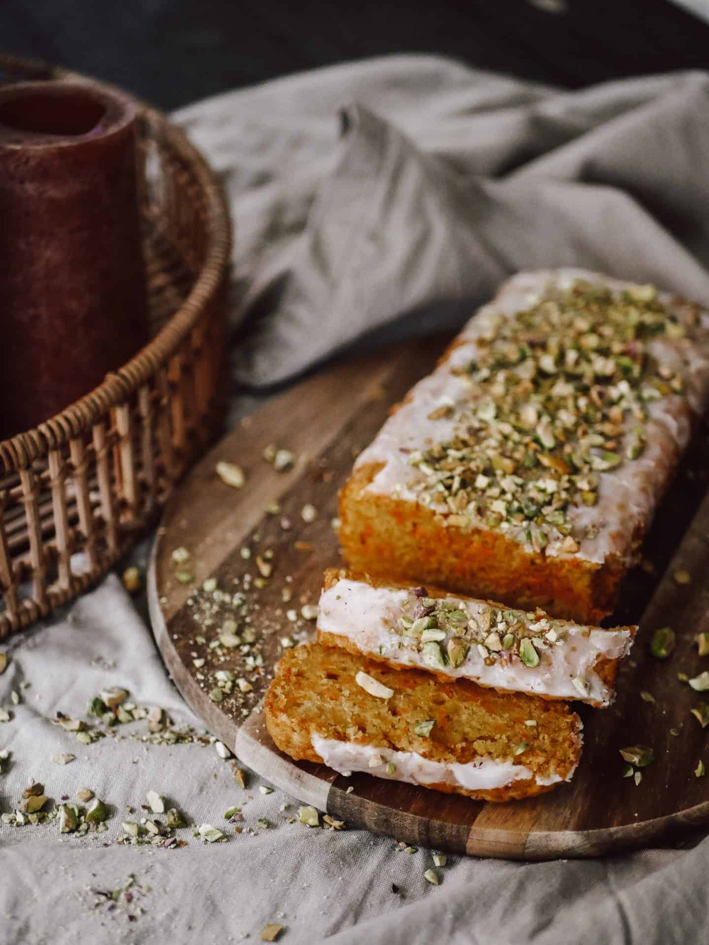 Food: veganer Karottenkuchen mit Zuckerguss &amp; gehackten Pistazien ...